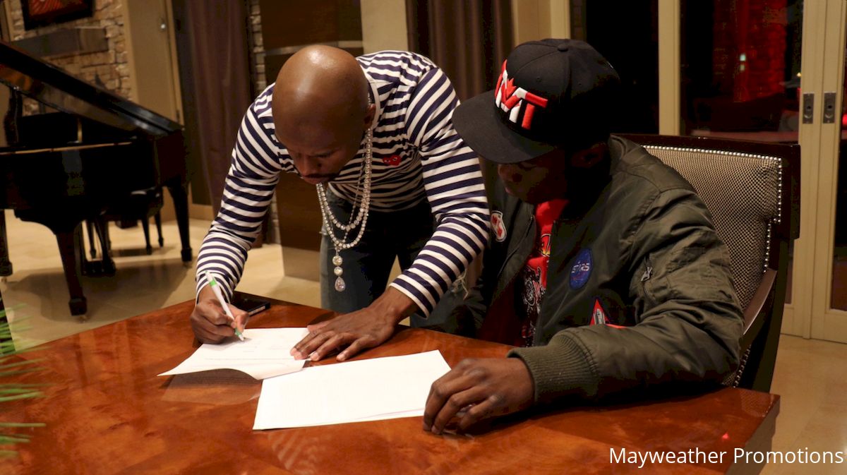 Richardson HItchins Signs With Mayweather Promotions