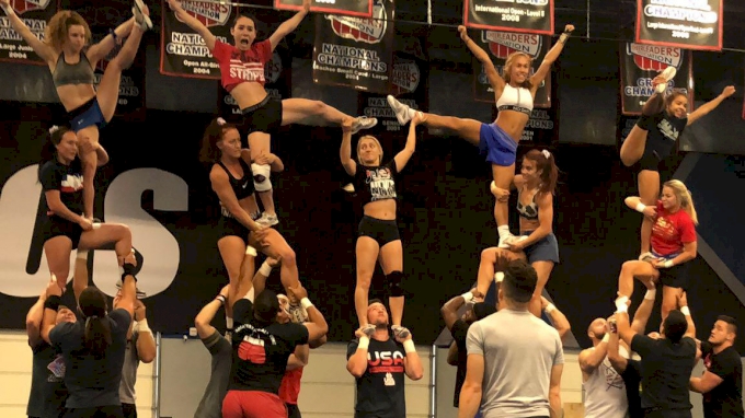 competitive cheerleading pyramid