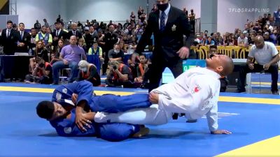 Victor Hugo Taps Mahamed Aly with Powerful Ankle Lock