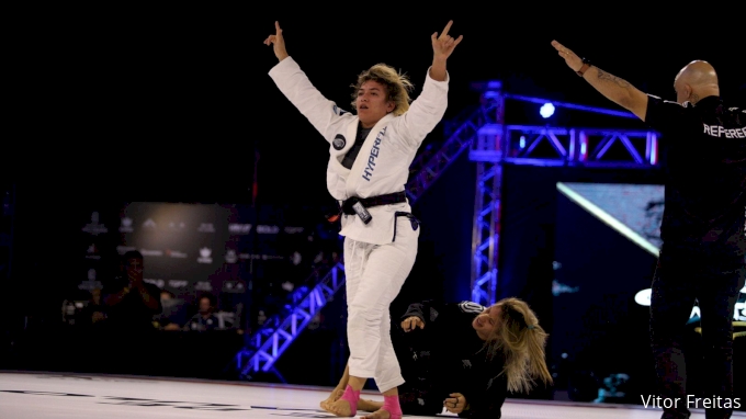 Pro Debut] - Hannette Staack (43-year-old jiu-jitsu legend) vs. Lorrany  Pinheiro - FINISH - (Shooto Brasil 111) - (2022.10.28) : r/WMMA