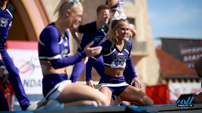 Broncos Cheerleaders In Action On 12/7