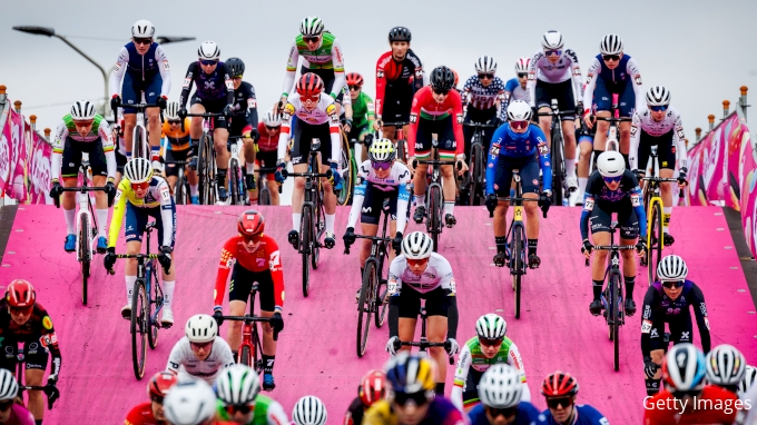 The women's race takes place during the World Cup Cyclocross 2024-2025 in Hoogerheide, Netherlands, on January 26, 2025