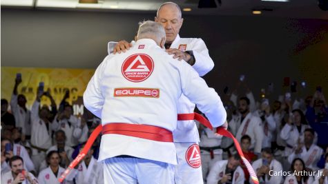 Carlos Gracie Jr recebe a faixa-vermelha de Jiu-Jitsu no Rio de Janeiro