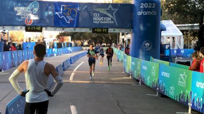 Finish Line: Sara Hall Runs 1:07:15 American Record!